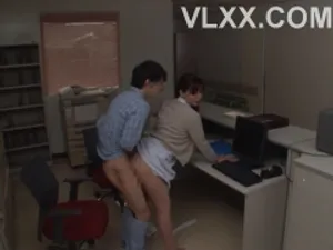Cô gái tóc đen dài thẳng nóng bỏng lắc ngực theo nhịp điệu, cô ấy cần anh trai mình quan hệ tình dục