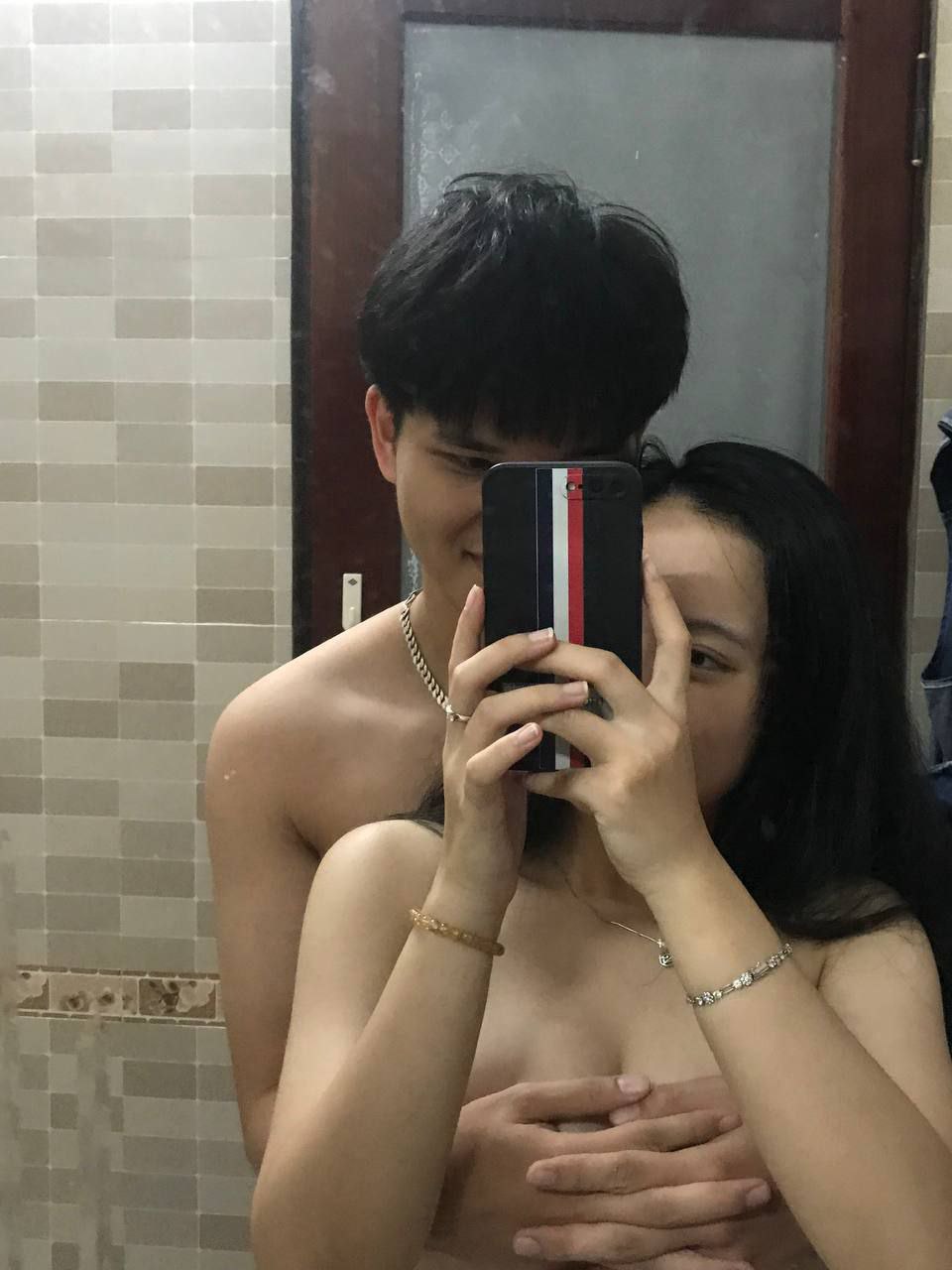 MUCD-277 Huấn luyện đi vệ sinh. Anh ta bí mật trêu chọc cô gái đang ngủ say trong phòng và đưa dương vật vào bên trong cô mà cô không hề hay biết. Chỉ cần đổ tinh dịch vào bên trong